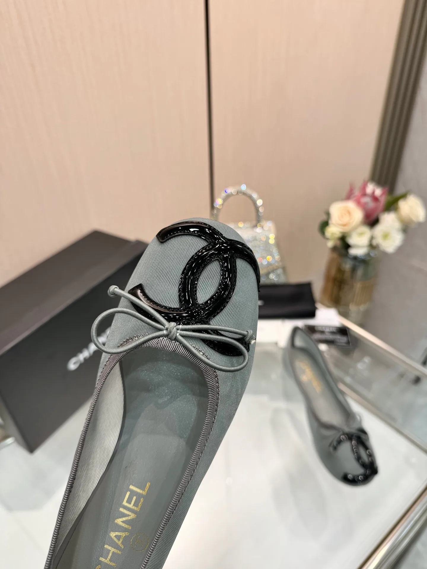 👟👟Ex-factory price 480👟👟 | ²⁰²5 𝐬𝐬 🤍🤎𝐂𝐇𝐀𝐍𝐄𝐋 Chanel 26A catwalk style handmade Mary Jane women's shoes. Ballet shoes are so amazing, the bow pattern is so cute! Even if I don’t wear flat shoes, I can’t resist the temptation! The second recommended pair of Chanel logo women's shoes has great texture and is versatile. It is made of lambskin and has an original two-color outsole. Size: 35-40 (41 can be customized and cannot be returned or exchanged)
